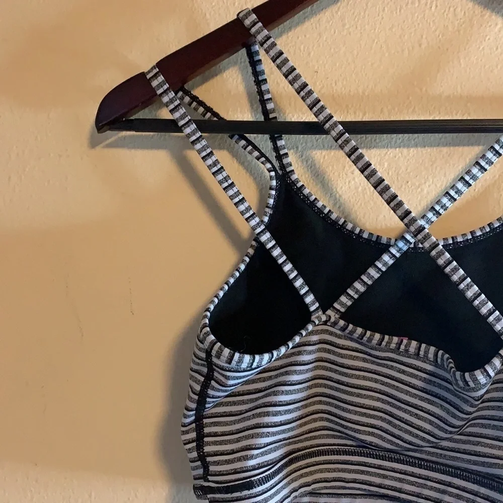 NWOT Monochrome Tiramisu Sports Bra Medium Striped Cross Back Stretchy Strappy